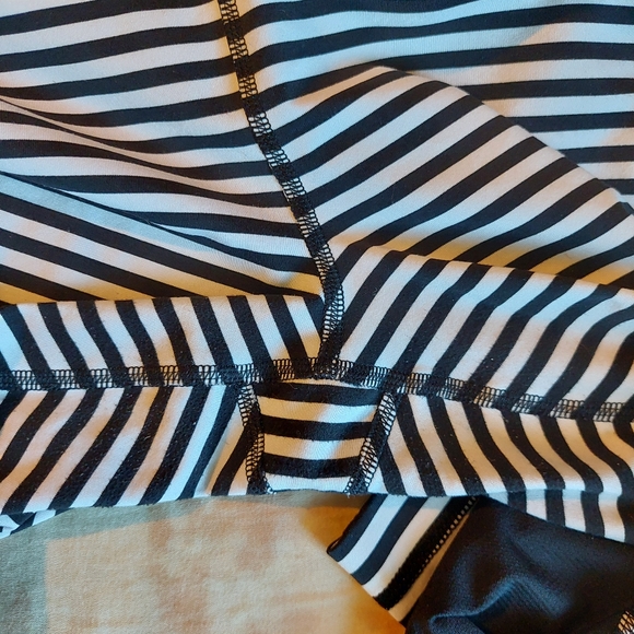 Lululemon Seawheeze bugs crops 12 - Picture 4 of 5